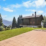 Campanule A Avec Vue Sur Les Alpes *