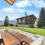 Campanule A Avec Vue Sur Les Alpes *