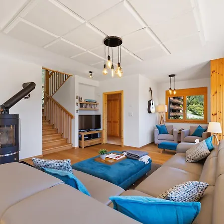 Campanule A Avec Vue Sur Les Alpes アンゼール