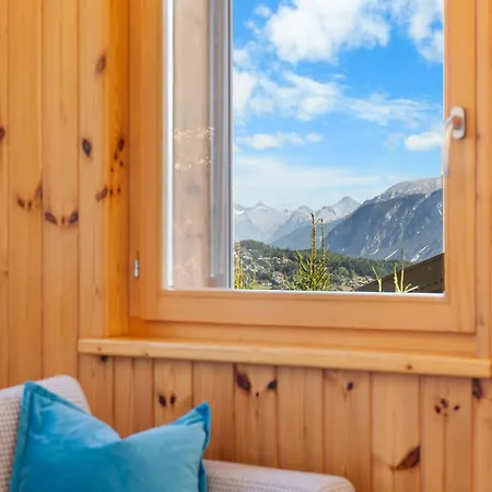 Campanule A Avec Vue Sur Les Alpes *