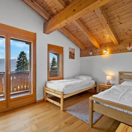 Campanule A Avec Vue Sur Les Alpes *