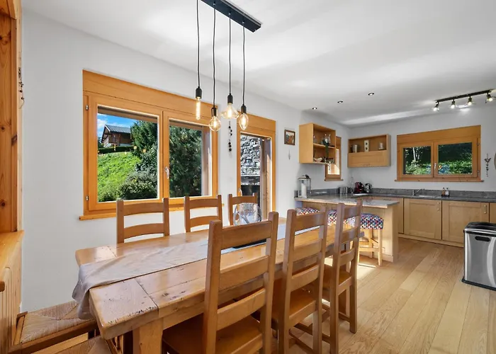 Campanule A Avec Vue Sur Les Alpes *