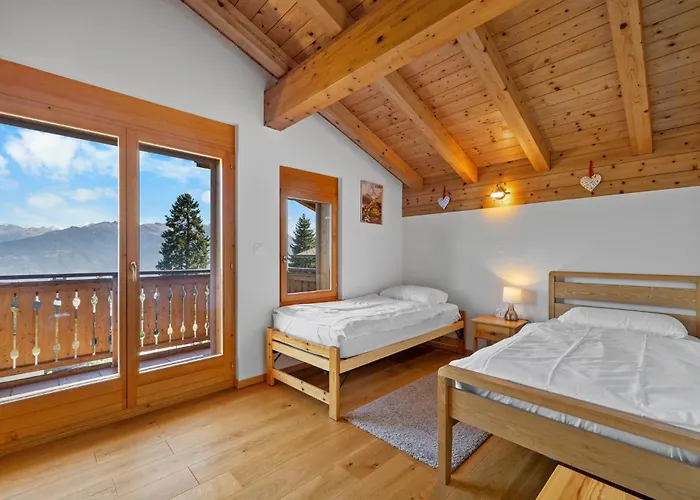 Campanule A Avec Vue Sur Les Alpes *