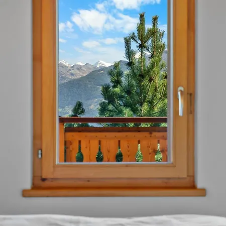 Campanule A Avec Vue Sur Les Alpes Anzère